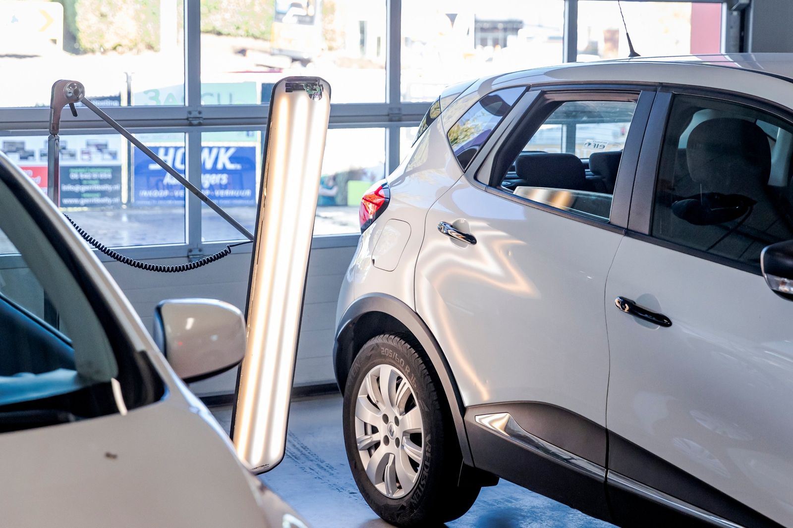 Lichtbak naast een auto in de werkplaats